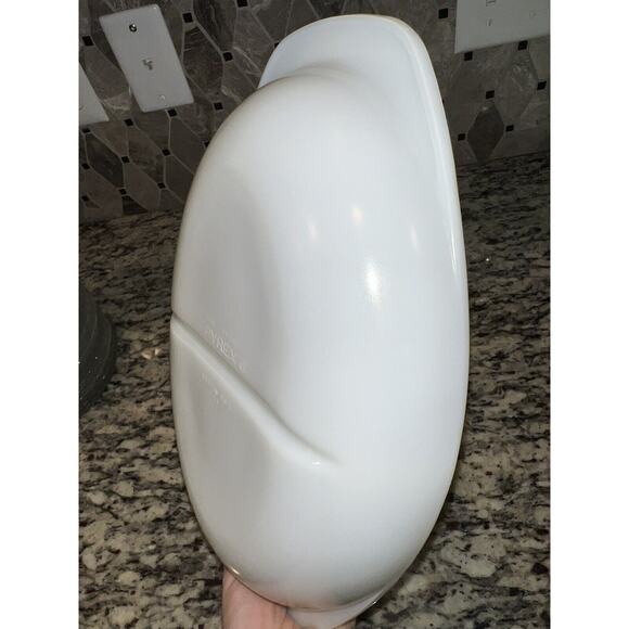 Pyrex White Divided Oval 1.5 qt Casserole Dish #1063 Vintage No Lid - Picture 4 of 7
